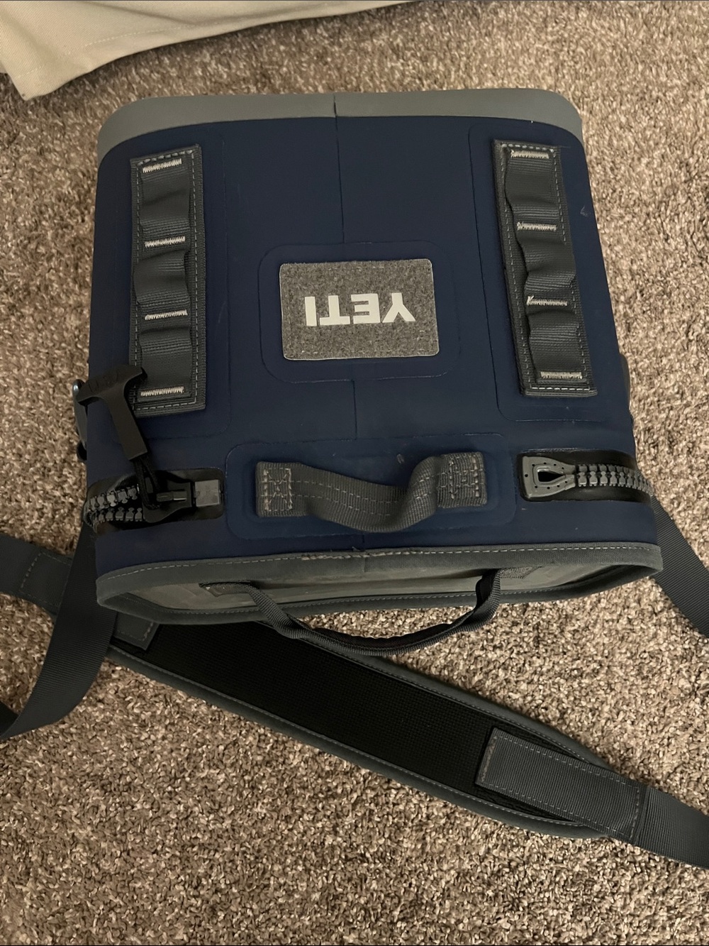 Yeti Navy and Gray Men’s Insulated Toiletry/Soft Cooler Bag - Picture 3 of 6